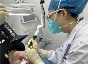 【优秀职工展播】皮肤科医生精湛医术赢赞誉，国庆佳节传递温情