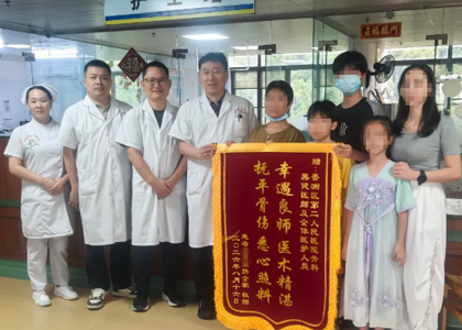 从剧痛难忍、活动受限到行走自如，腰椎爆裂骨折的他只经历了“几个小孔”