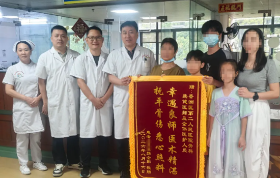从剧痛难忍、活动受限到行走自如，腰椎爆裂骨折的他只经历了“几个小孔”